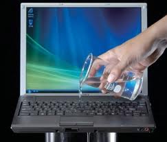 Soluciones para arreglar mi laptop cuando le cae agua encima